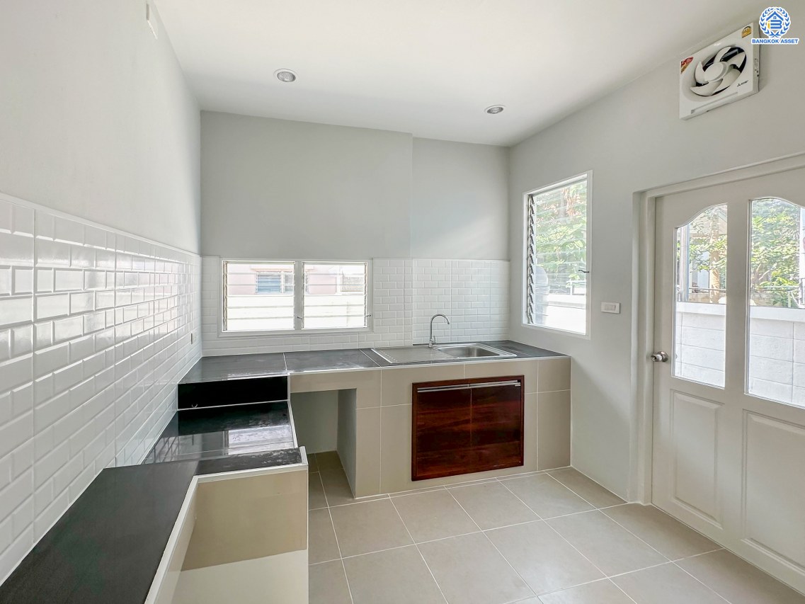 บ้านมือสองตกแต่งใหม่ โครงการ ชัยพฤกษ์ บางบัวทอง บ้านเดี่ยวจากแบรนด์ LH เนื้อที่ 83.2 ตร.ว. ฟังก์ชัน 3 ห้องนอน 3 ห้องน้ำ 1 ห้องอเนกประสงค์ จอดรถได้ 2 คัน พร้อม Facilities ครบครัน บนทำเลเดินทางสะดวก ติดถนนบางกรวย-ไทรน้อย ใกล้เซ็นทรัลเวสต์เกต และรถไฟฟ้าสายสีม่วง "สถานีบางพลู"